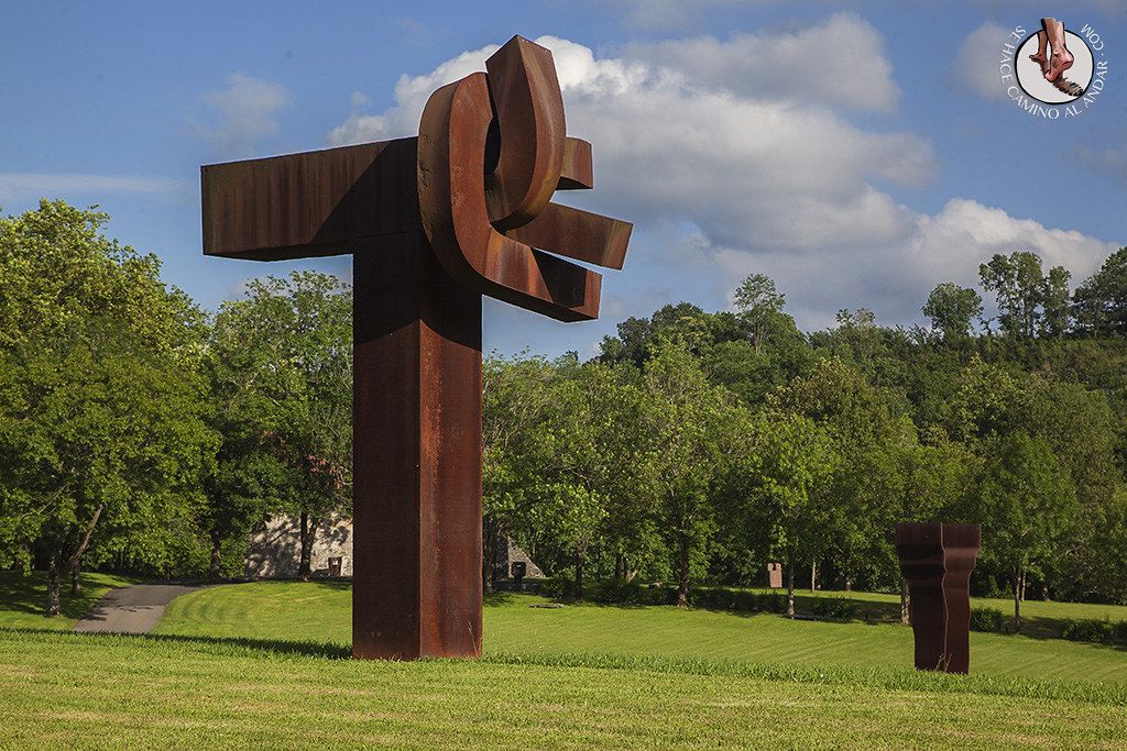 Esculturas de Eduardo Chillida en el prado del museo Chillida Leku