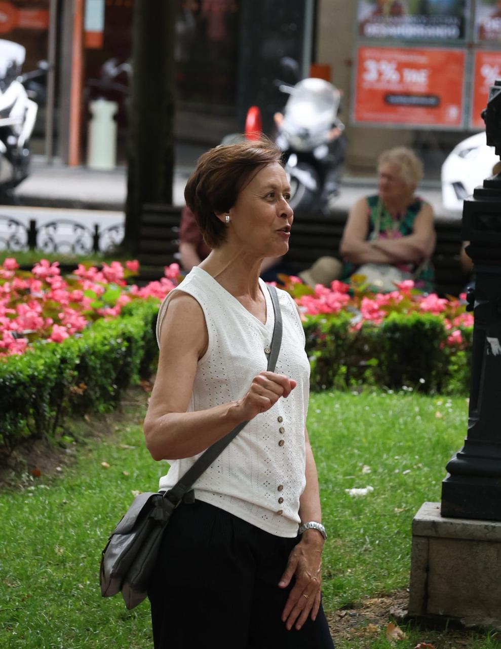 Iratxe guiando un grupo en los jardines de Bilbao